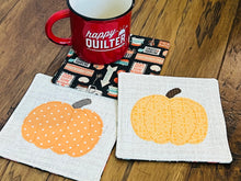 Load image into Gallery viewer, Pumpkin Mug Rug Pattern - Instant PDF Download
